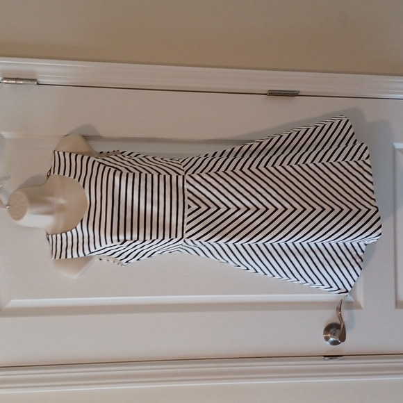 💜POMELO Black and White Sleeveless Chevron Dress Size Small - Picture 1 of 6